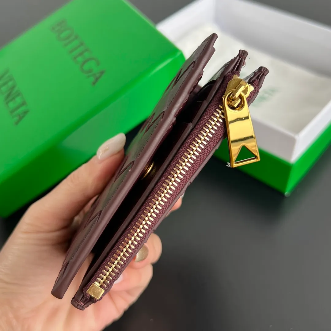 #Bv Braided Bi-fold Zipper Wallet 742330 Small and exquisite wallet for men and women ☄️ Elegant and fashionable shape, blending classic design and practical functions, perfectly showing the texture and neatness of sheep leather, snap button closure, equipped with 6 card slots, a banknote compartment, and a zipper coin purse. It meets all the functions of a wallet ✋ Multiple color options, a good match for gifts or personal use ☑️ Size: 11.5x9 P640